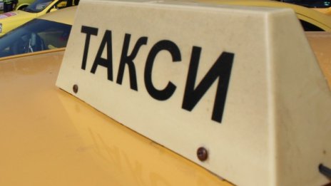 Оставиха в ареста таксиджията, прегазил двете жени