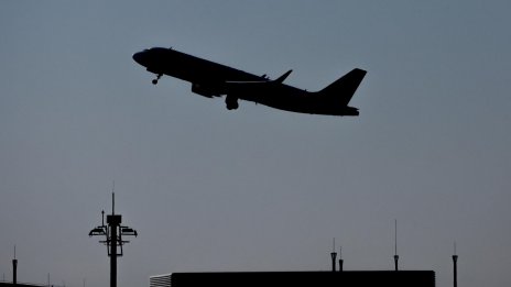 Самолет кацна аварийно в Солун заради пиян пътник
