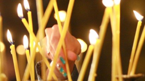 Китайски свещи менте в църквите за Великден