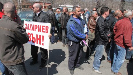 100 работници от ОЦК на протест пред парламента