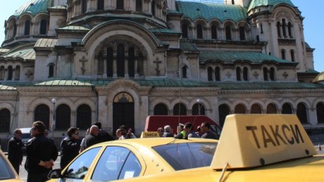 Таксиджии и маршруткаджии одрусани с актове за 100 бона