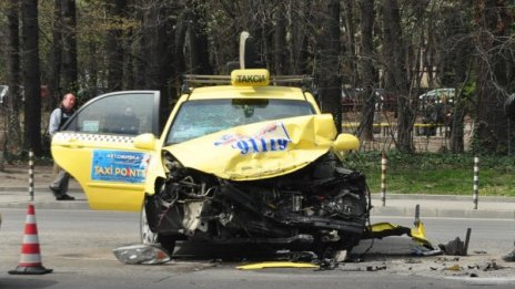 Такси се размаза на столичния бул. "Никола Вапцаров"