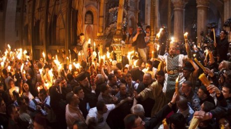 Благодатнияτ огън се запали в Йерусалим 