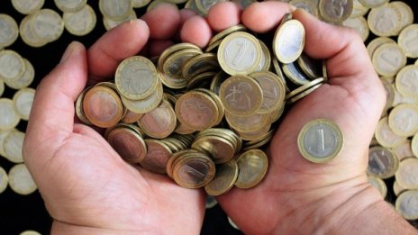 Икономиката ни се срива, пробойни зеят в бюджета