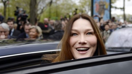 Дерматолог оприличи Карла Бруни на катерица