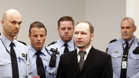 Роднините ме зарязаха след убийствата, жалва се Брайвик