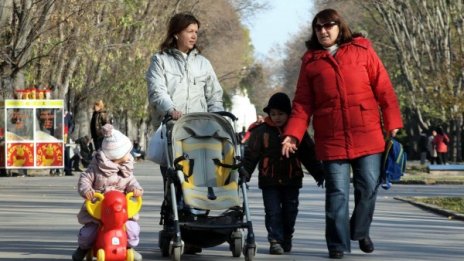 Парите за майчинство пак се топят