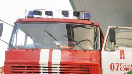 Трима обгазени при пожар в апартамент в Перник