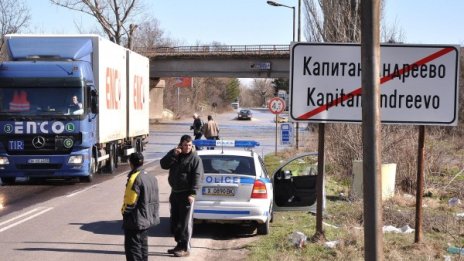 Митничарите "заработили" 14 бона, делкали си ги във WC-то