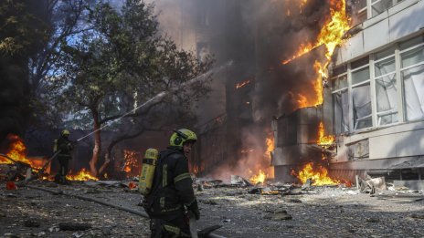Ракети и дронове удариха Киев през нощта, избухнаха пожари