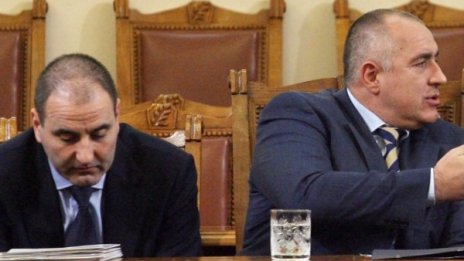 МВР продължава да се самодарява