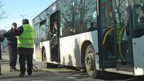 Ромите пътуват гратис, контрольорите ги подминават  