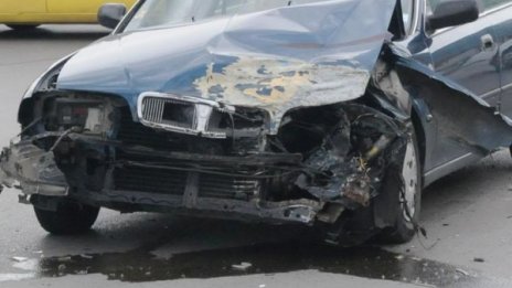 Двама загинали по пътищата на страната