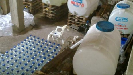 Около 1700 л нелегален алкохол и спирт откриха митничари в Горна Оряховица