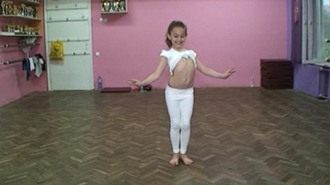 Тя е на 9, тя е талантлива, тя танцува