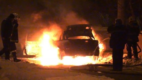 Автомобил горя във Враца