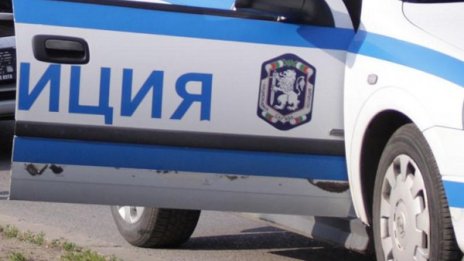 Криминално проявен блъсна патрулка, за да избяга