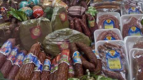 17-годишен краде колбаси заради бал на приятел 