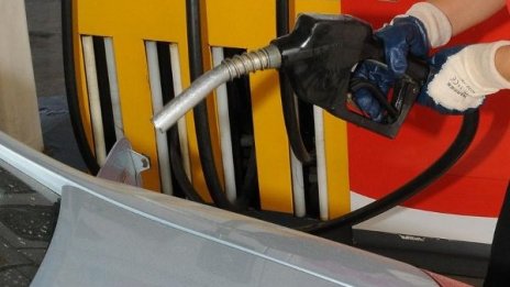 Белезници за двама, крали гориво от коли в Ямбол 