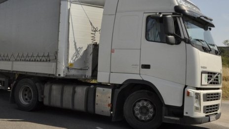 Задържаха тон мед в камион край Елхово