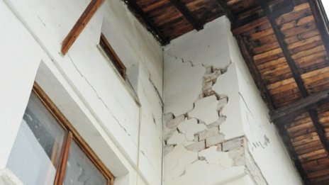 Трусът свършил работата на ДНСК, гътнал незаконни постройки