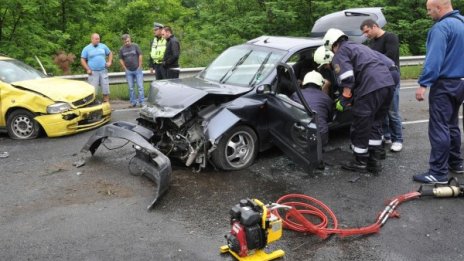 Двама младежи загинаха след удар с мотор в дърво