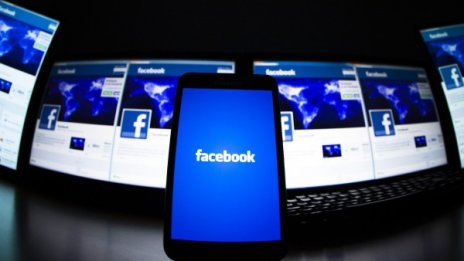 Facebook разработва първия си мобилен телефон?	   