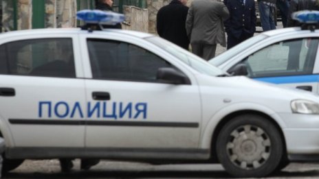 Дегизиран тийнейджър ограбва бакалия с пистолет 