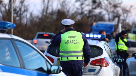 Дрогиран шофьор се удари в камион и бус, има тежко пострадал 