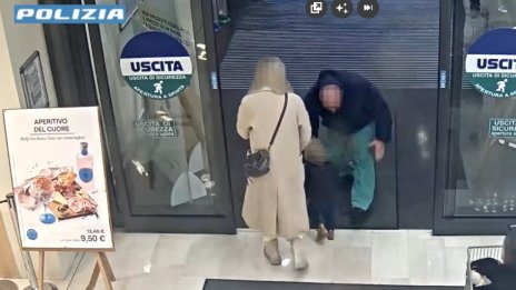 Румънец се опита да изтръгне дете от ръцете на майка му в Италия ВИДЕО