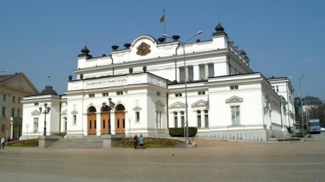 Парламентът одобри “абсолютната необходимост“ при използване оръжие