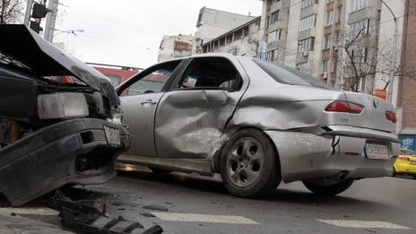 Един човек е загинал, а 19 са ранени в катастрофи 
