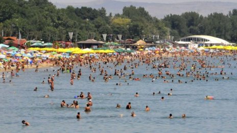 Не излагайте бебетата под 1 г. на пряка слънчева светлина