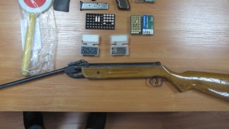 Намериха оръжие във въздухоотвода на влак