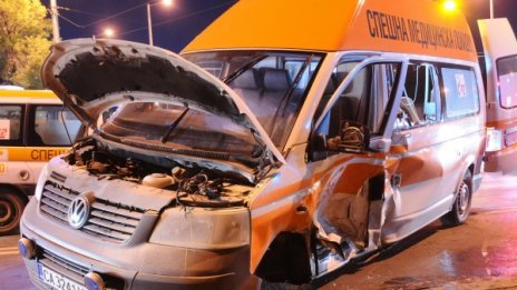 Бременна с BMW блъсна линейка в София