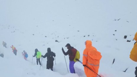 Стотици туристи блоокирани под Еверест от силна буря