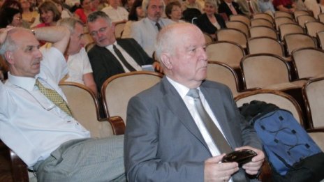Новият шеф на БАН е за съкращенията