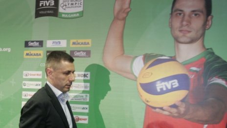 Стойчев нажежи волейстрастите: Ганев лобира за екипировчик!