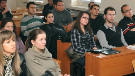 347 кандидат-студенти се потят по география в СУ 