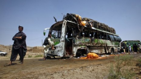 Студенти в Пакистан гинат в автобус при атентат