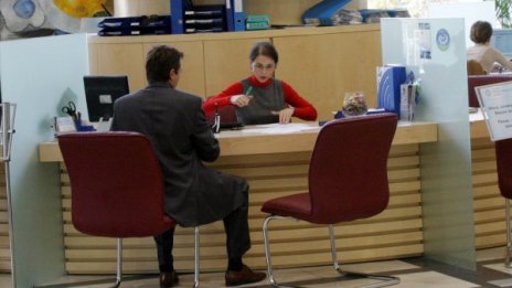 Който си клати краката, му пада заплатата