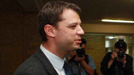 Опозицията на нож за скока на тока. Добрев офейка