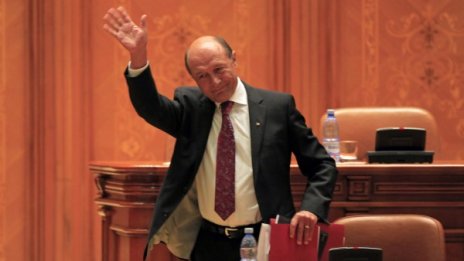 Румънският парламент отстрани президента Бъсеску