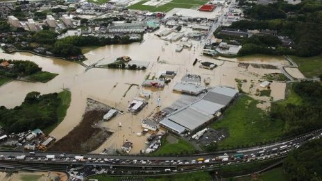 Най-малко 18 души загинаха при наводнения в Япония