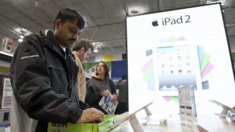 Apple ще трябва да прави реклама на Samsung