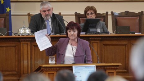 Нинова иска компенсации за тока, Борисов ги търси от БСП