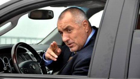 Борисов се радва на народна любов, кабинетът му - не толкова