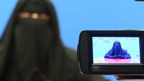 ТВ канал срива бариерите пред жените с фереджета 
