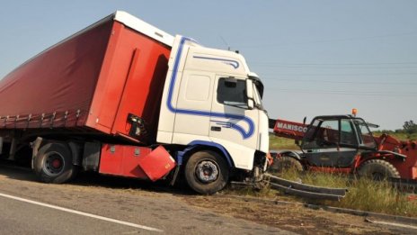 Двама души загинаха при зверска катастрофа на "Тракия"
