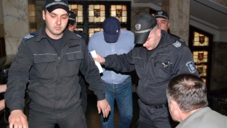 Чеци все пак остава зад решетките